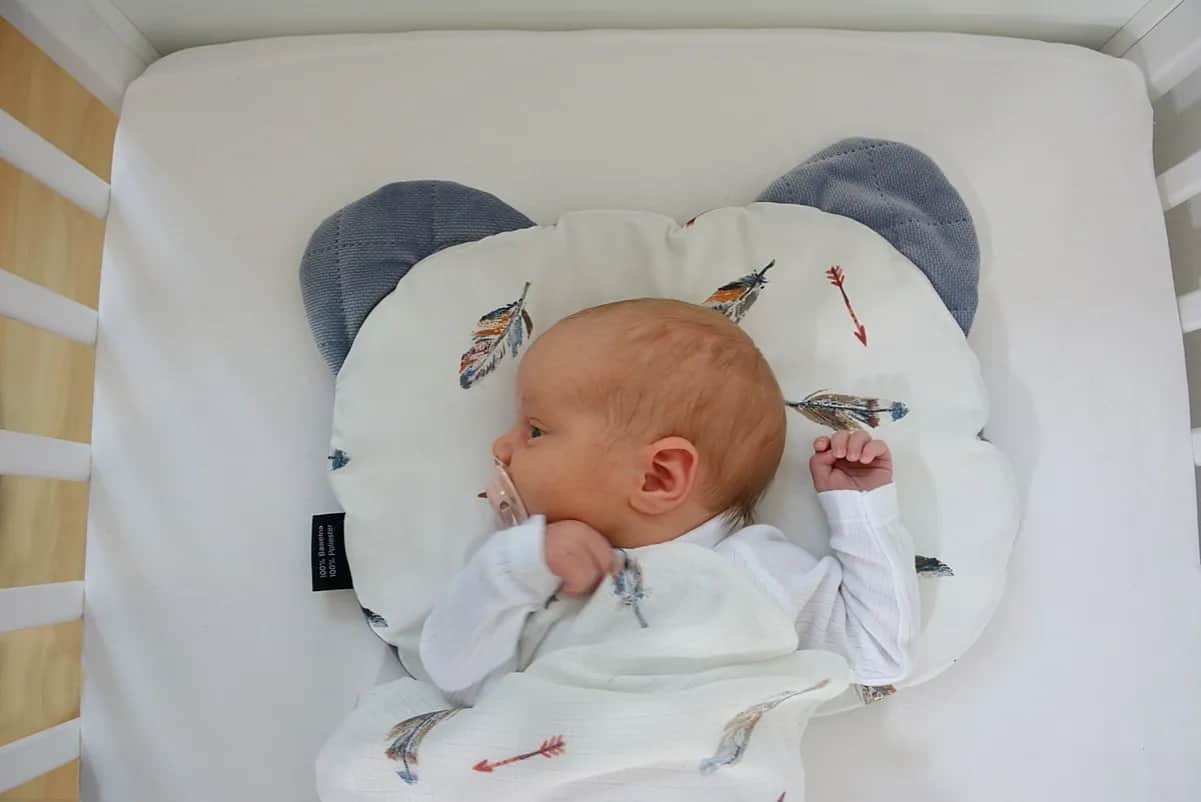 Poduszka motylek od kiedy? Bezpieczne wprowadzenie dla niemowląt