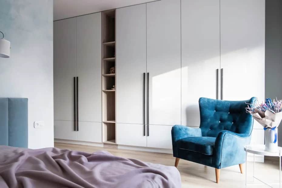 Jak zrobić garderobę w sypialni - sprytne triki na oszczędność miejsca