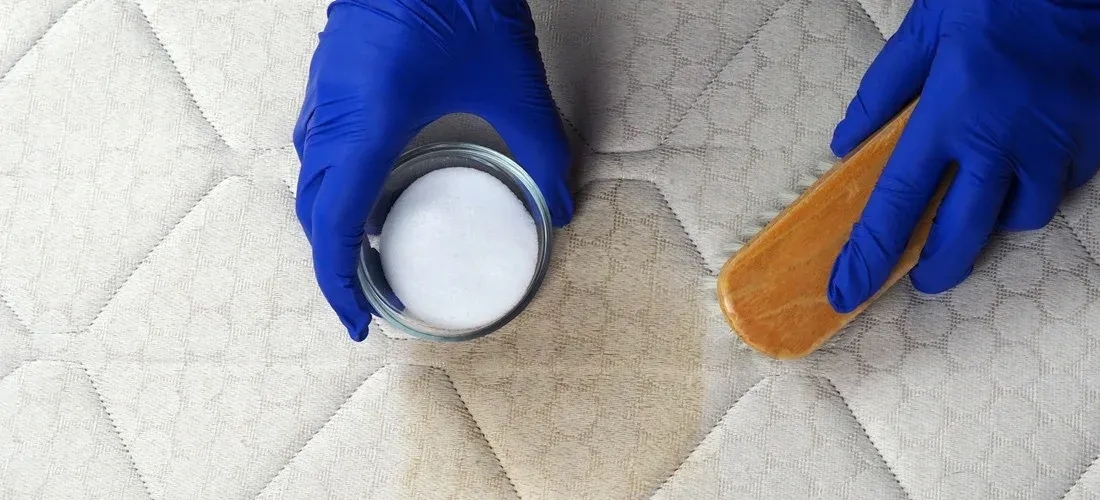 Jak wyczyścić materac z żółtych plam i pozbyć się nieprzyjemnych zapachów