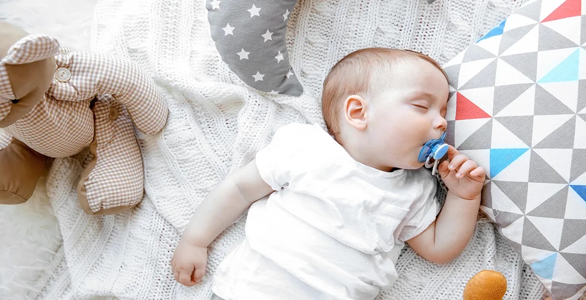 Czy niemowlę może spać na poduszce? Oto niebezpieczeństwa, które musisz znać