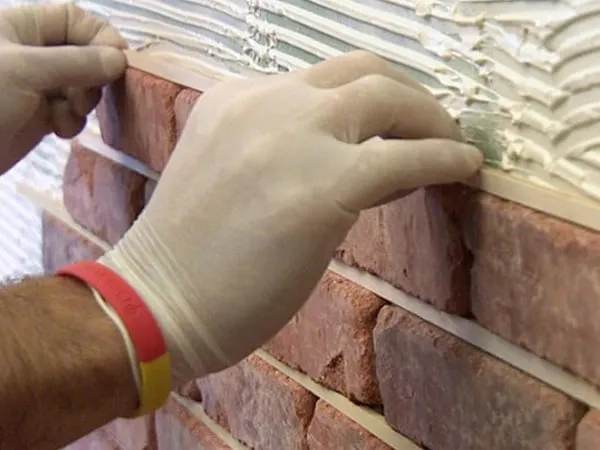 Na co kleić cegłę dekoracyjną? Sprawdź najlepsze kleje i techniki