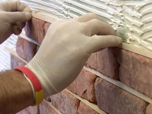 Na co kleić cegłę dekoracyjną? Sprawdź najlepsze kleje i techniki