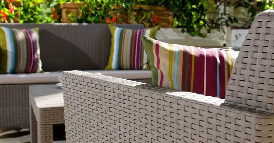 Jak wyprać poduszki ogrodowe, aby uniknąć zniszczenia materiału