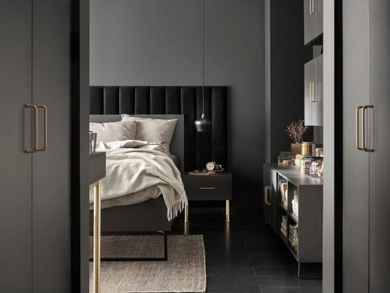Jakie kolory ścian do sypialni z ciemnymi meblami, by uniknąć przytłoczenia?