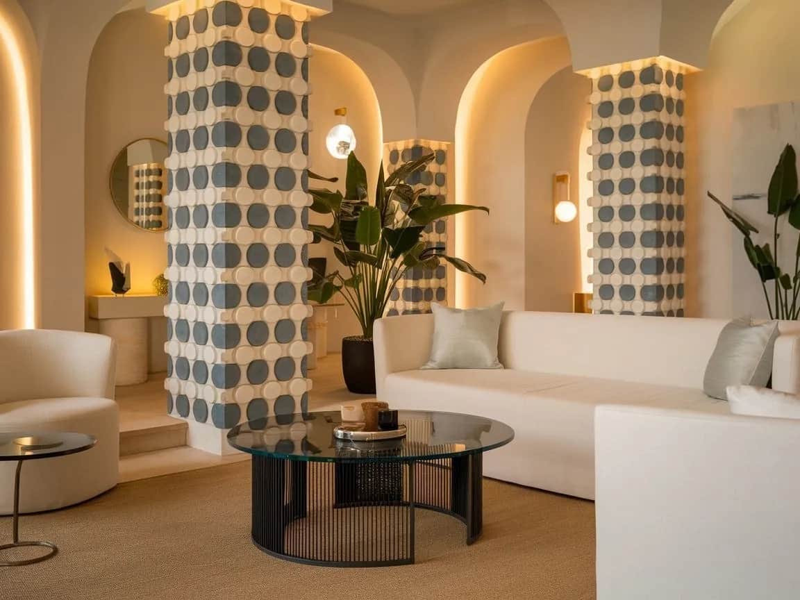 Jak efektownie ozdobić filar w salonie, aby zyskać nowy styl