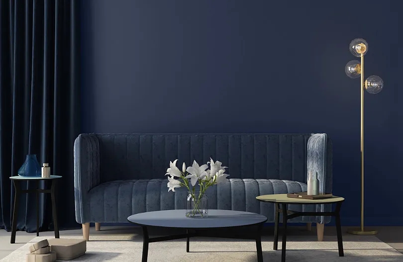 Ciemne meble w salonie - jaki kolor ścian sprawi, że pokój ożyje?