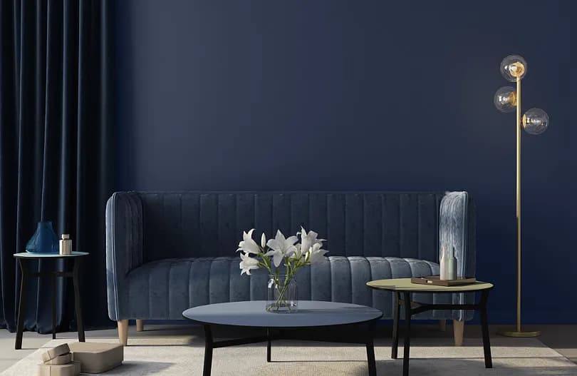 Ciemne meble w salonie - jaki kolor ścian sprawi, że pokój ożyje?