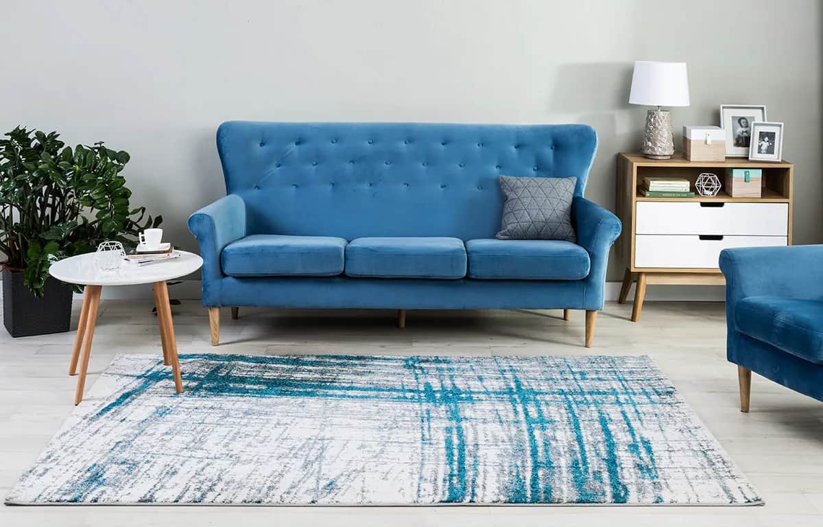 Jakie dodatki do szarych ścian w salonie ożywią wnętrze?