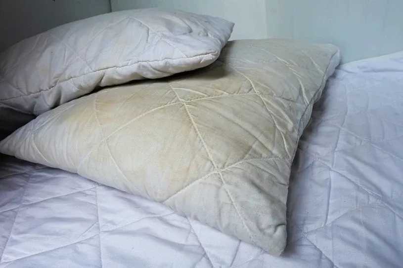 Jak wyprać poduszkę z pierza ręcznie, by uniknąć zniszczeń?