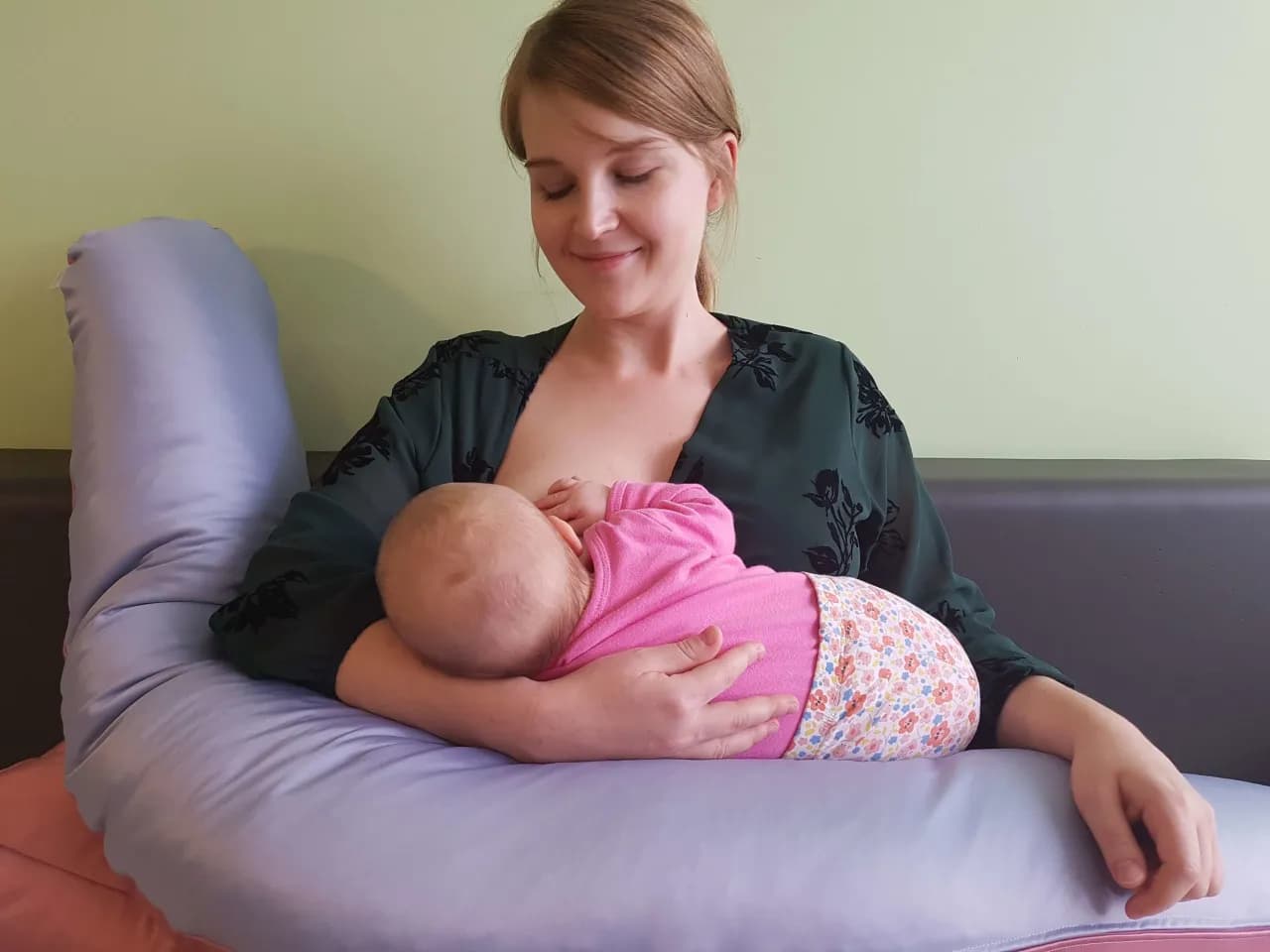 Jak używać poduszki do karmienia, aby uniknąć bólu i poprawić komfort