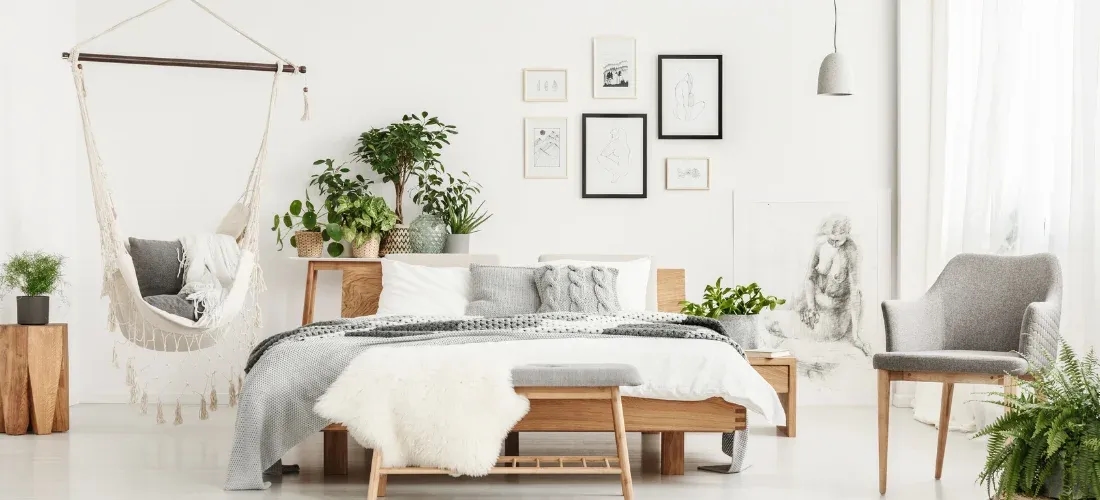Jakie dodatki do białej sypialni, które zmienią jej wygląd na lepsze?